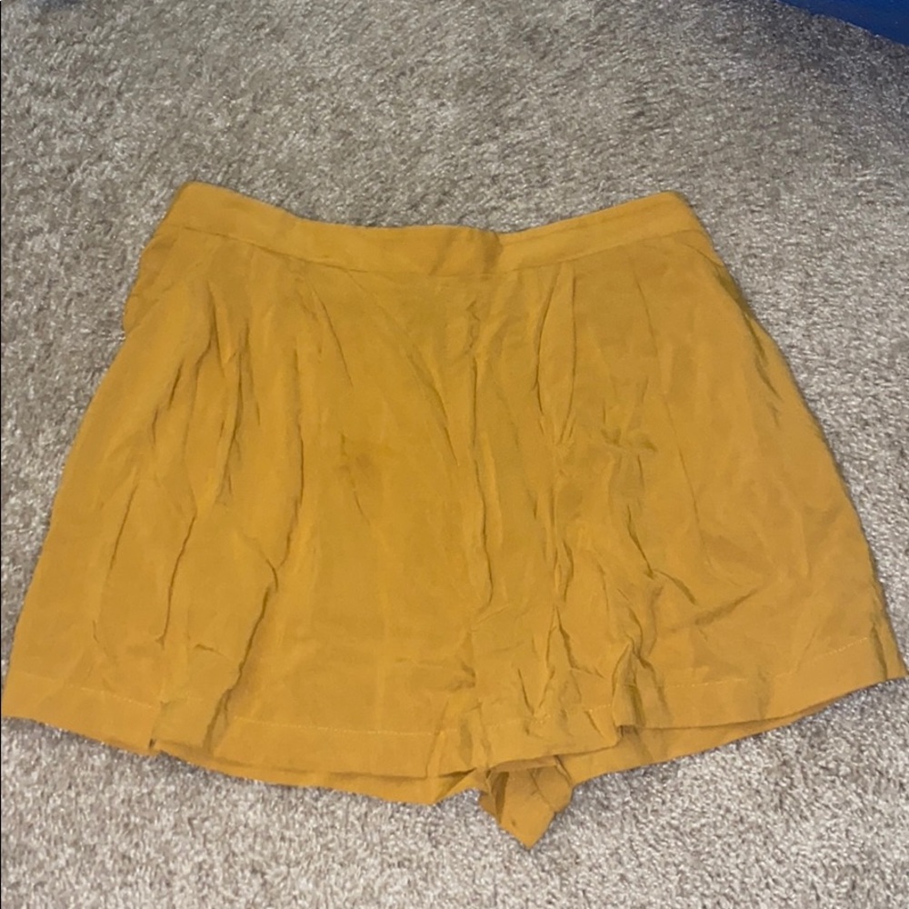 Crepe mustard yellow shorts